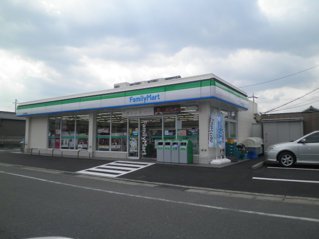 Convenience store. 650m to Family Mart (convenience store)