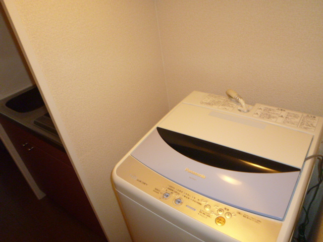 Other room space. Washing machine equipped