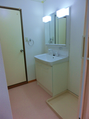 Washroom. Wash basin space of the dressing room is comfortable is a three-sided mirror! !