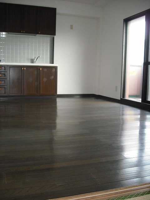 Living and room. Dark floor can produce a sense of luxury ☆