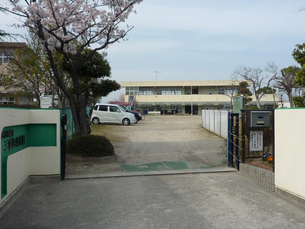 kindergarten ・ Nursery. 345m to Yokkaichi Municipal triple west kindergarten