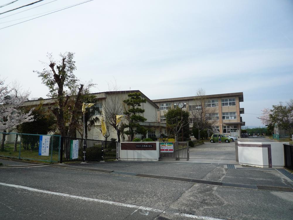 Primary school. Yokkaichi Municipal Mie Nishi Elementary School up to 320m