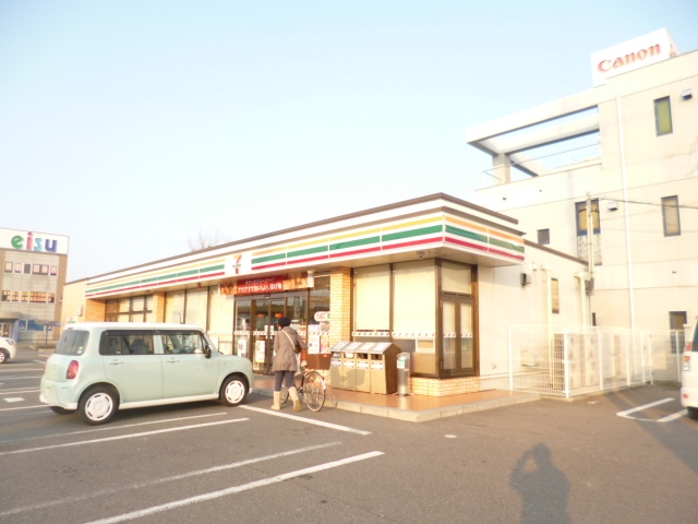 Convenience store. Seven-Eleven Yokkaichi Hinaganishi 2-chome up (convenience store) 879m