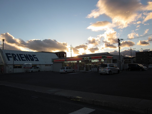 Convenience store. Thanks Yokkaichi Ikuwa store up (convenience store) 1203m