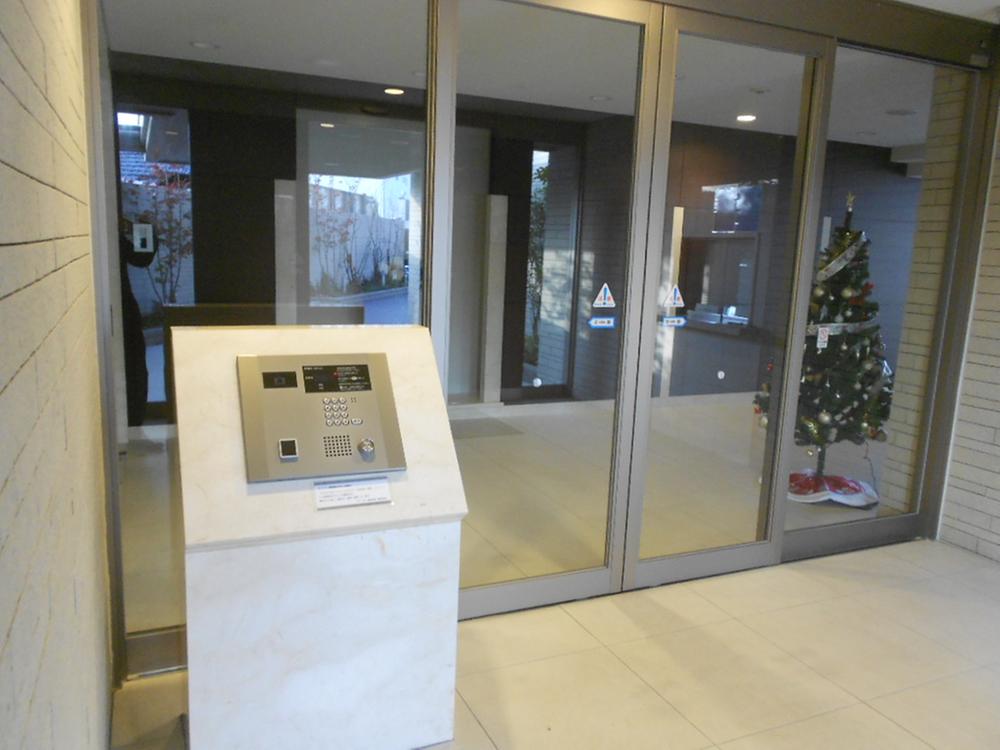 Entrance. Common areas