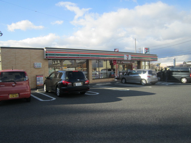 Convenience store. Seven-Eleven Yokkaichi Kamiebi the town store (convenience store) to 801m