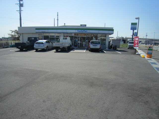 Convenience store. FamilyMart Yokkaichi Mountain minute store up (convenience store) 454m