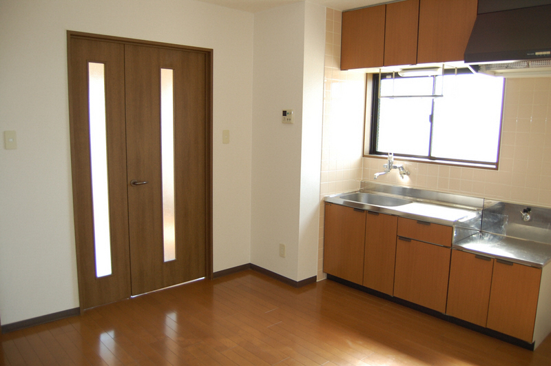 Living and room. Windowed kitchen is bright! !