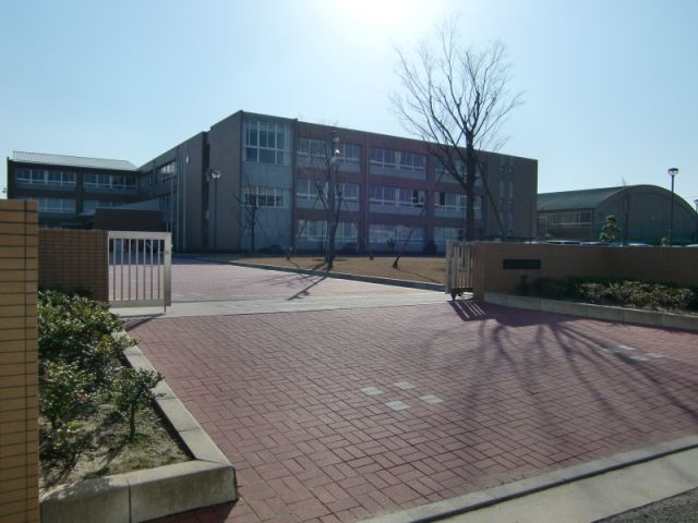 Junior high school. 1700m until the municipal harbor middle school (junior high school)