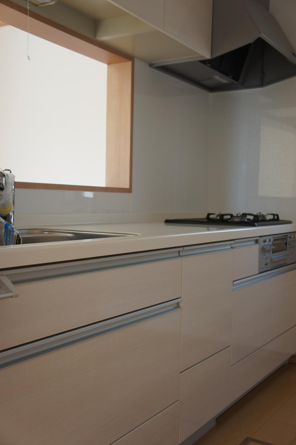 Kitchen. The kitchen is, FIRST PLUS Co., Ltd. of the system kitchen. Gas stove is a three-necked stove of Si sensor loading. Hanging cupboard is earthquake-resistant latch is mounted. Lock the door automatically activated upon sensing the shaking. It prevents the fall of the storage product.