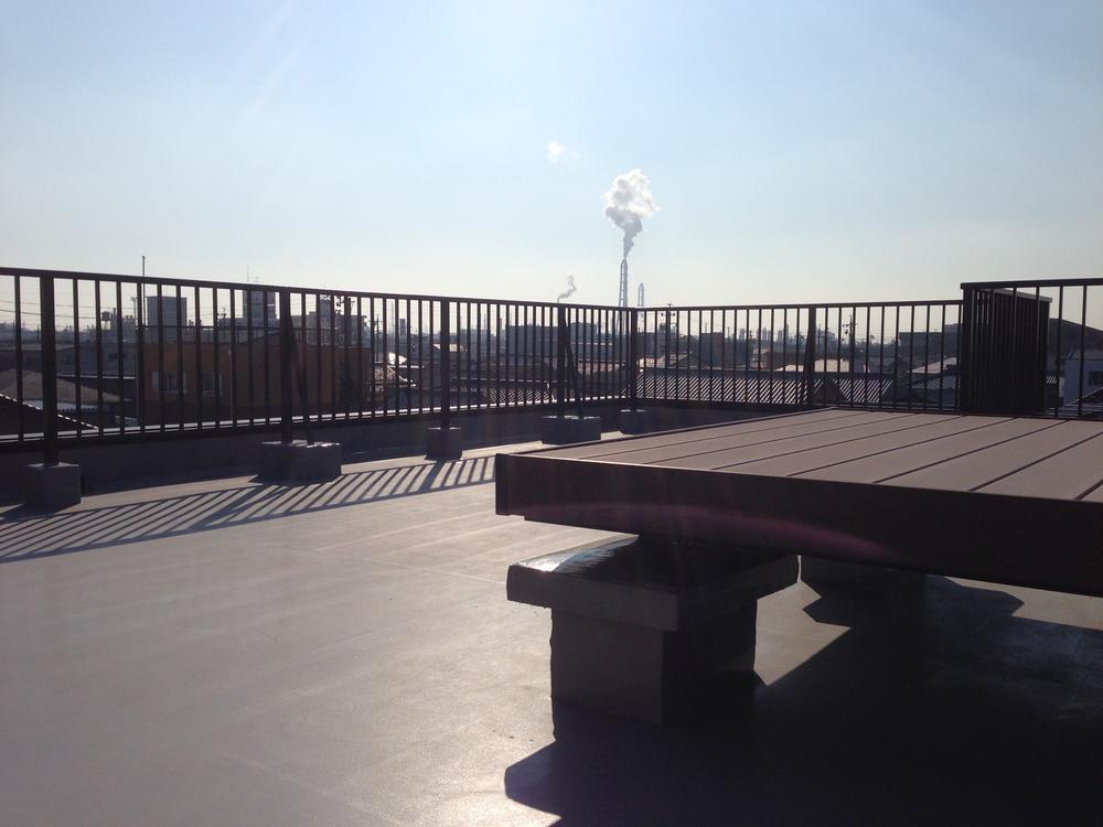 Balcony. Roof with wood deck