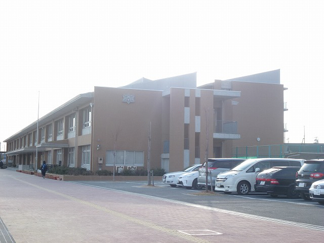 Junior high school. 750m to the south junior high school (junior high school)