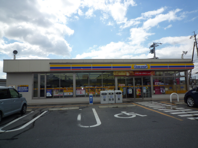 Convenience store. MINISTOP Oide store up (convenience store) 400m