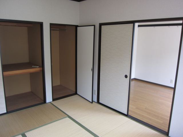 Living and room. Japanese-style room of the housing is located a half between 1