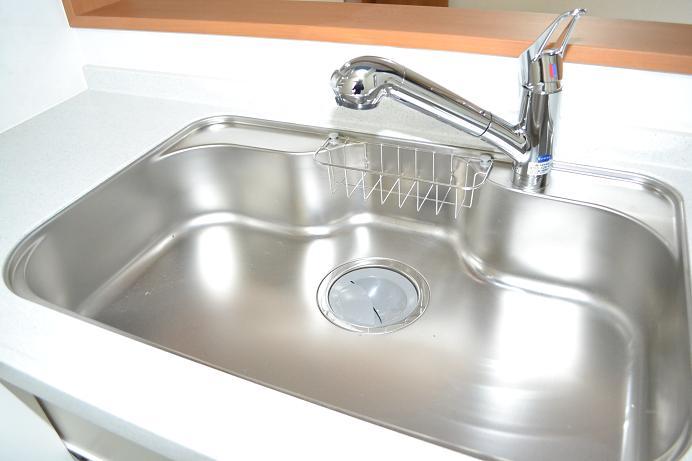 Same specifications photo (kitchen). Same specifications Door is a high-pressure melanin panel, Countertops artificial marble, Gas appliance cleaning a breeze in the enamel top finish (^ 0 ^) / Water purifier integrated hand shower faucet, Also taken out comfortably with heavy storage products in the swing down Wall