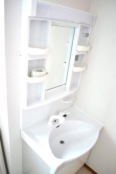 Wash basin, toilet. Same specifications Ceramic surface ball, Hose internal organs type of lift-up faucet, Base cabinet stuck to the usability, Storage shelves can be changed in height by a removable (^ 0 ^) /