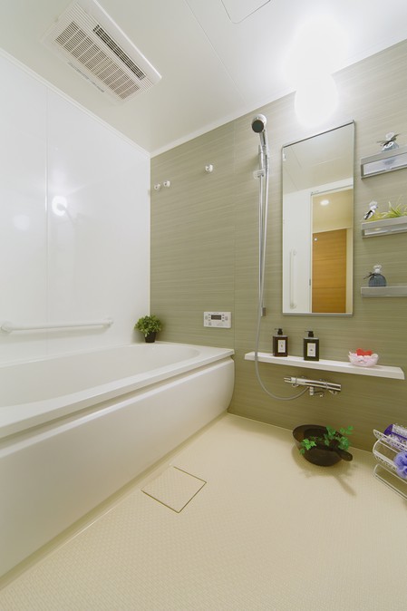 Bathroom equipped with a bathroom ventilation heating dryer. Because the full Otobasu system, Easily with one switch to reheating from water-covered