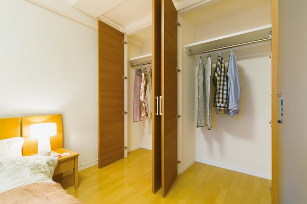 Because it provided two large closet in the Western-style (1), The can be plenty of storage a couple of clothing