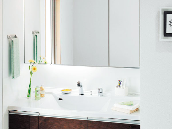 Bathing-wash room.  [Wash basin] With the anti-fog heaters, Wide three-sided mirror that can angle adjustment. Storage shelves of the wash small items to the back side thereof. Hand a shower faucet, such as to draw the head, The ingenuity everywhere to keep a clean. (Same specifications)