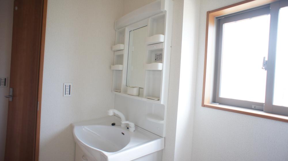 Wash basin, toilet. Same specification example
