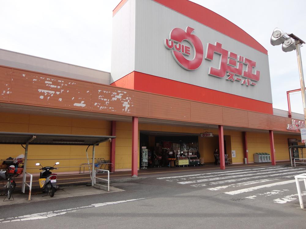 Supermarket. Ujie Super Iino River store up to 200m