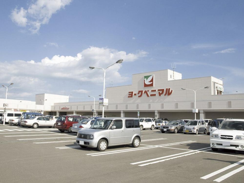 Supermarket. About 6 minutes in the York-Benimaru 3700m car to Iwanuma shop