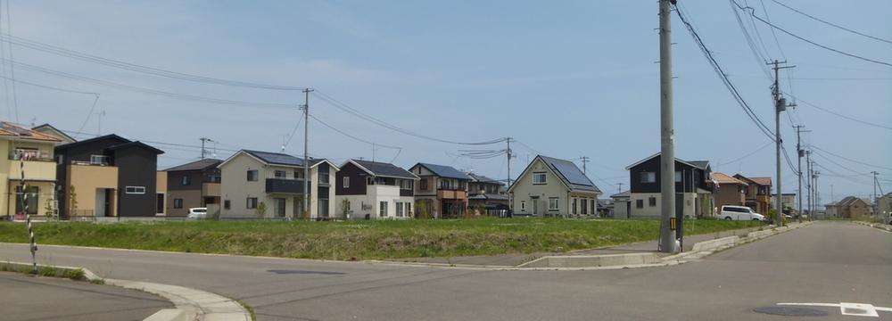 Local photos, including front road. Daira Kana is surrounded by nature local. Likely to be spread residence of the initiative in a wide residential land / Local (June 2012) shooting