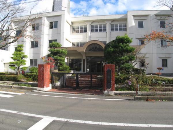 Primary school. 190m up to elementary school