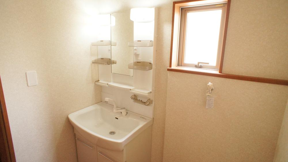 Wash basin, toilet. Same specification example