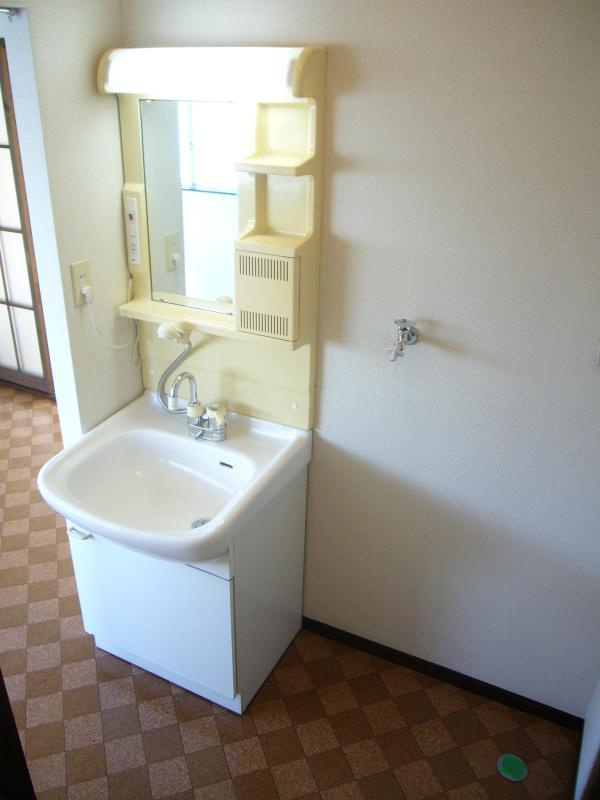Washroom. Shampoo Dresser & Indoor Laundry Area