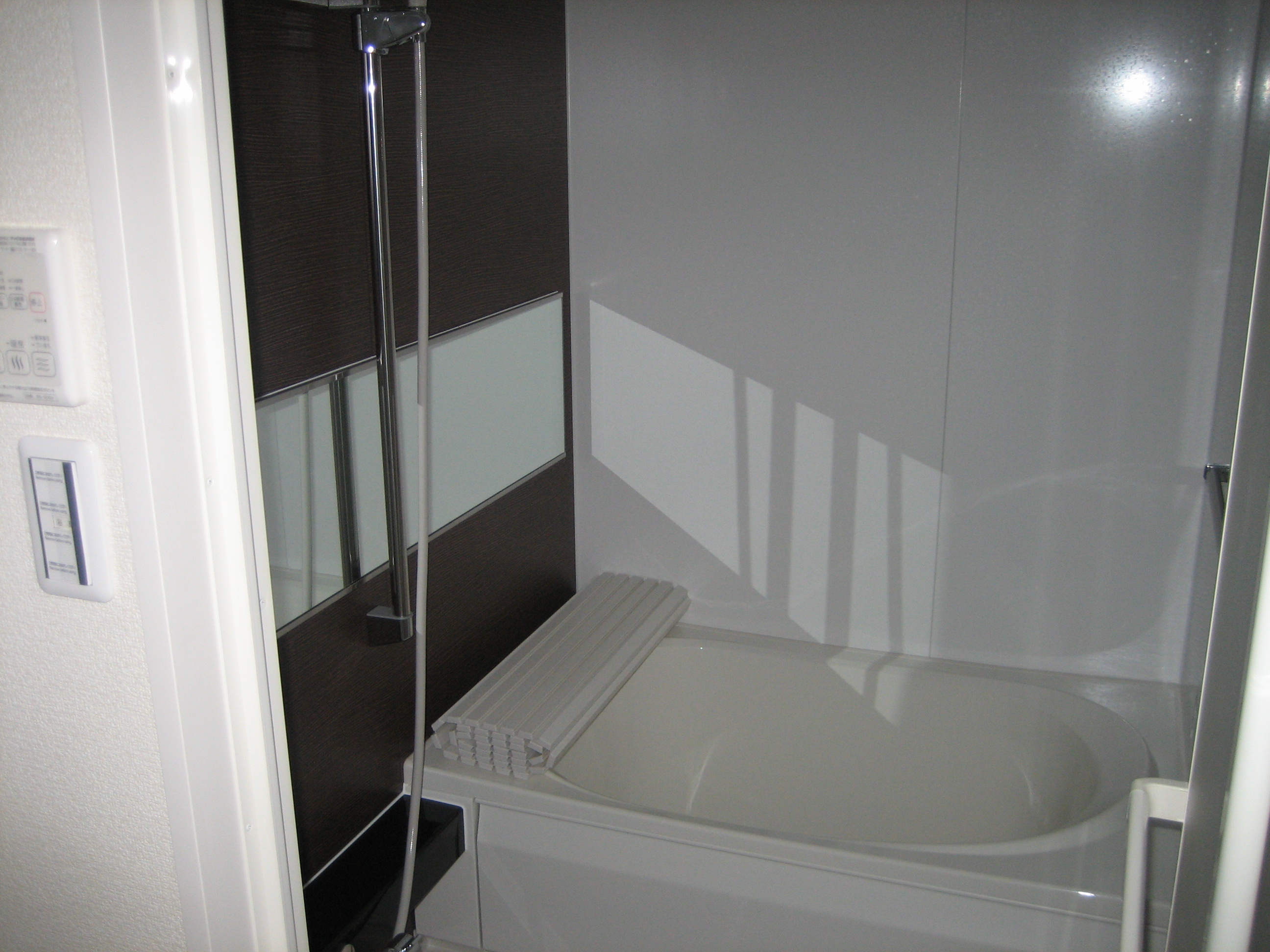 Bath. Hybrid water heater use