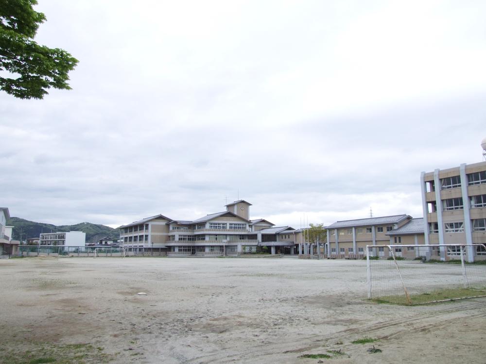 Junior high school. 2550m to Iwanuma junior high school