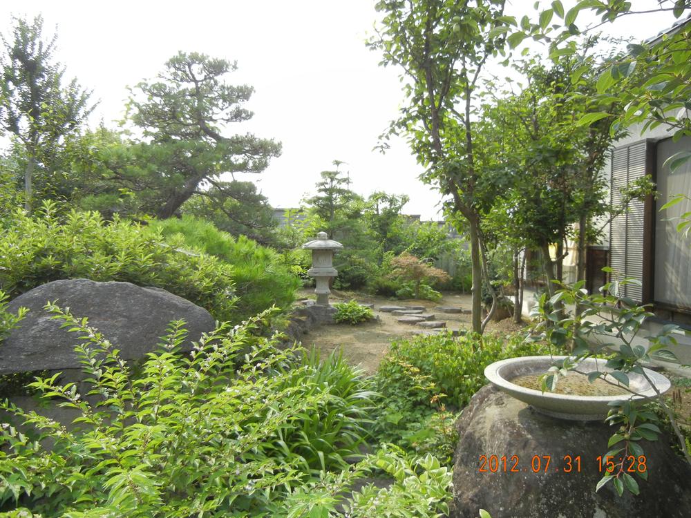 Garden. Local (July 2012) shooting