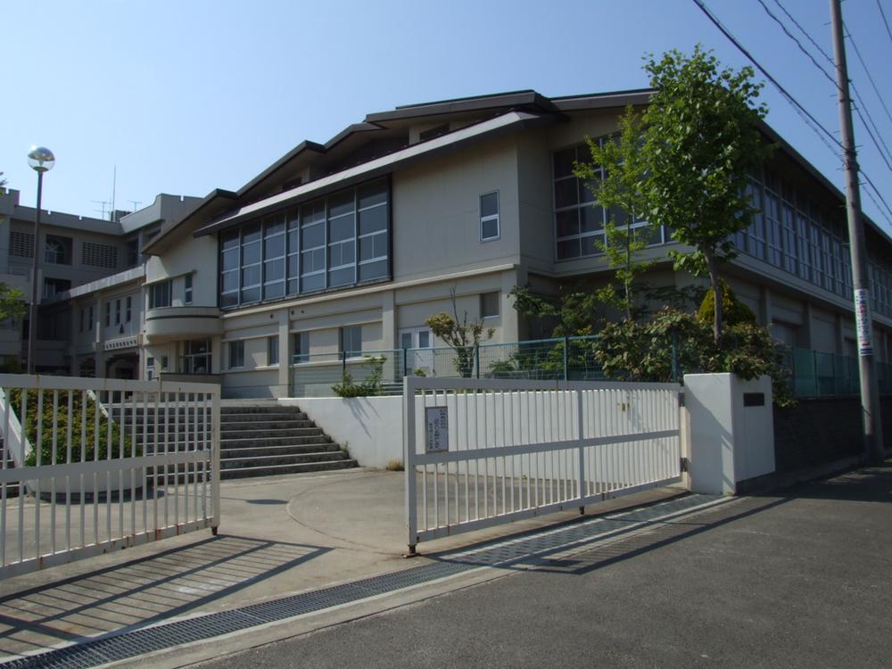 Junior high school. Higashikoyodai 920m until junior high school