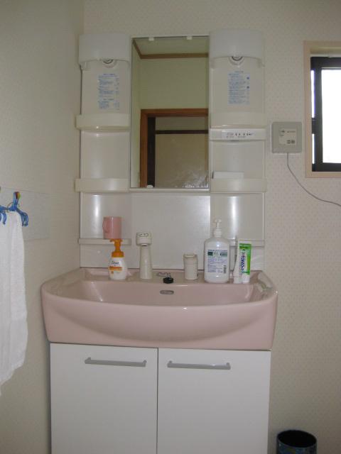 Wash basin, toilet. Room (August 2013) Shooting Shower
