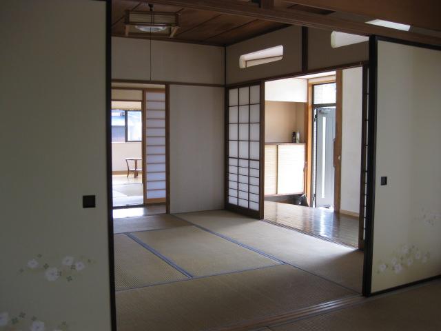 Non-living room. Room (August 2013) Shooting Overlooking the entrance inside from 8-mat Japanese-style connection between