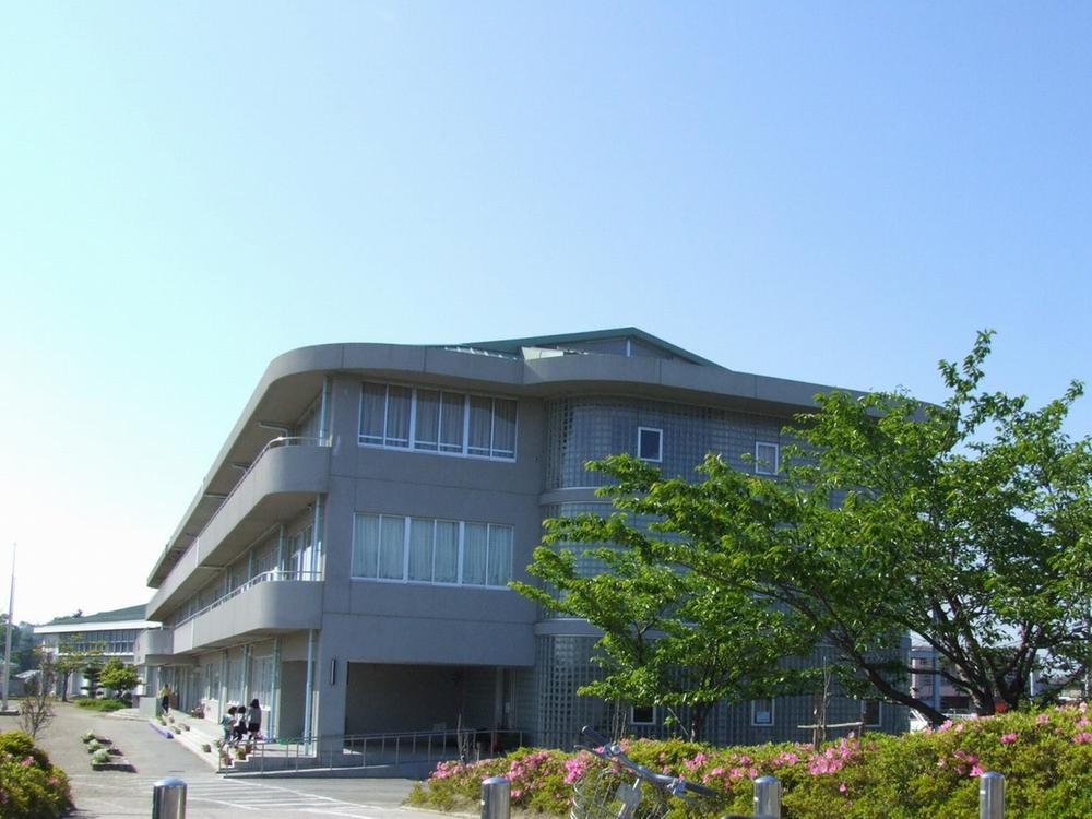 Primary school. 1100m until the Yamato Municipal Ono Elementary School
