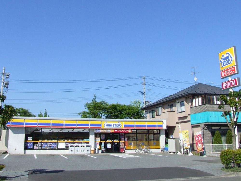 Convenience store. MINISTOP Yamato-cho Momijike hill shop in Town