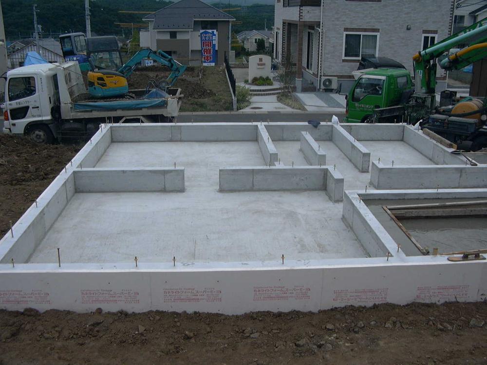 Construction ・ Construction method ・ specification. From the building foundation to keep the warm space that is not the chilly from under the floor has been the construction of the outside-covered insulation.