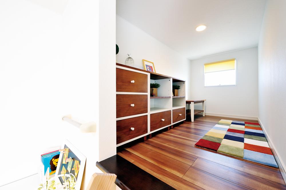 Model house photo. And "Loft (photo)" In the "attic storage.", As a space that is not included in the building area, Creating a more relaxed area
