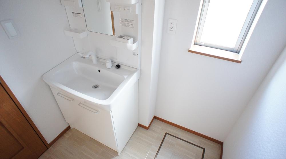 Wash basin, toilet. Same specifications Photos