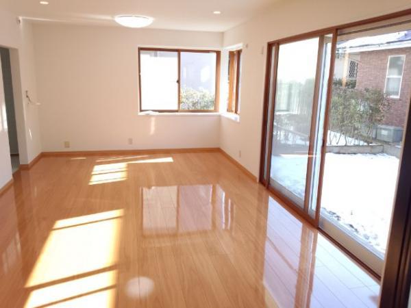 Non-living room. The diamond floor of the luxury floor was re-covering