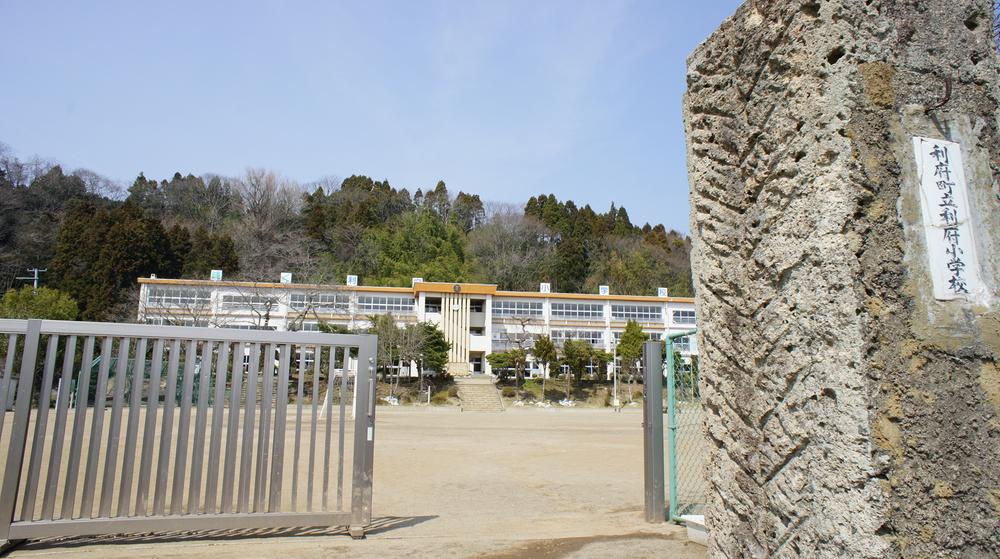 Primary school. Rifu stand Rifu to elementary school 630m