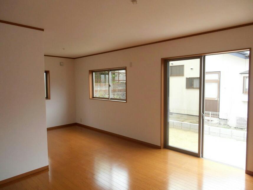 Living.  ☆ Specifications Photos ☆