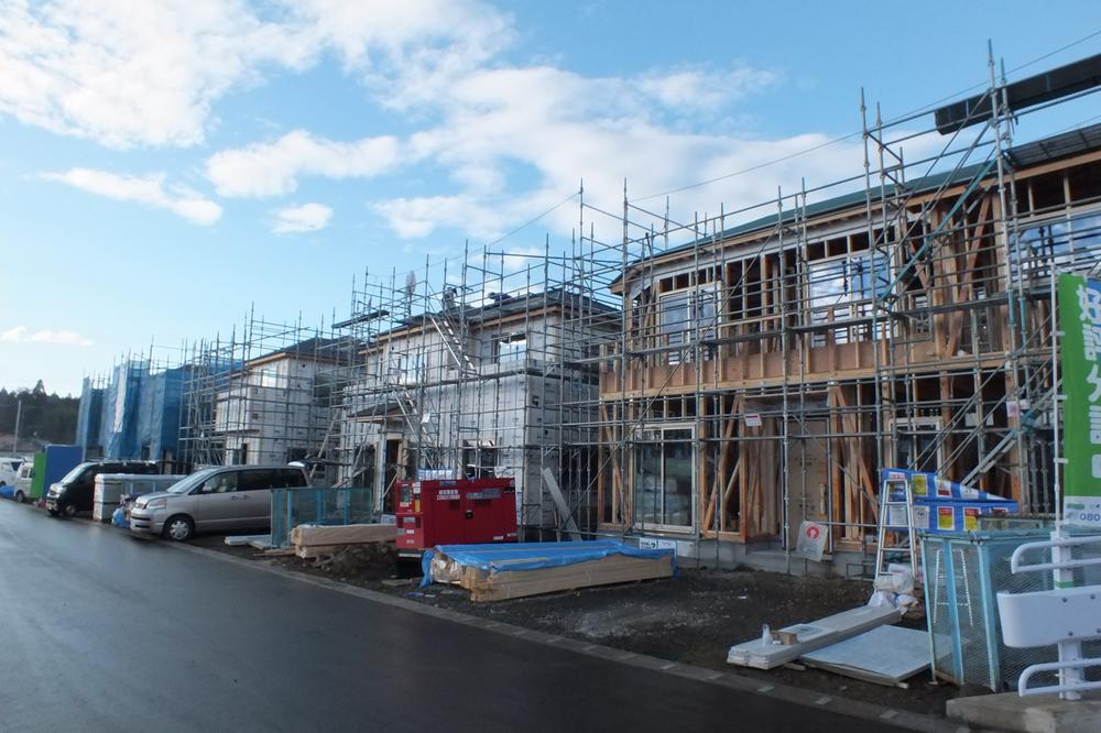 Local photos, including front road. Local (12 May 2013) Shooting