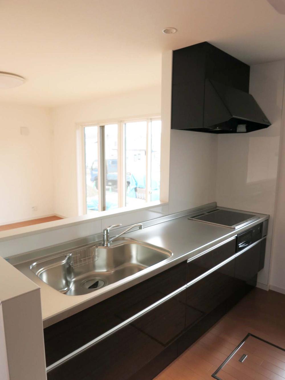 Kitchen. Face-to-face kitchen that can housework while conversing with family! Air is also clean and IH cooking heater that does not use fire. (4 Building)