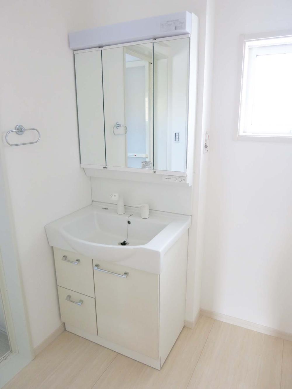 Wash basin, toilet. Wash basin shower faucet to change the living comfortable. Easy to clean! (4 Building)
