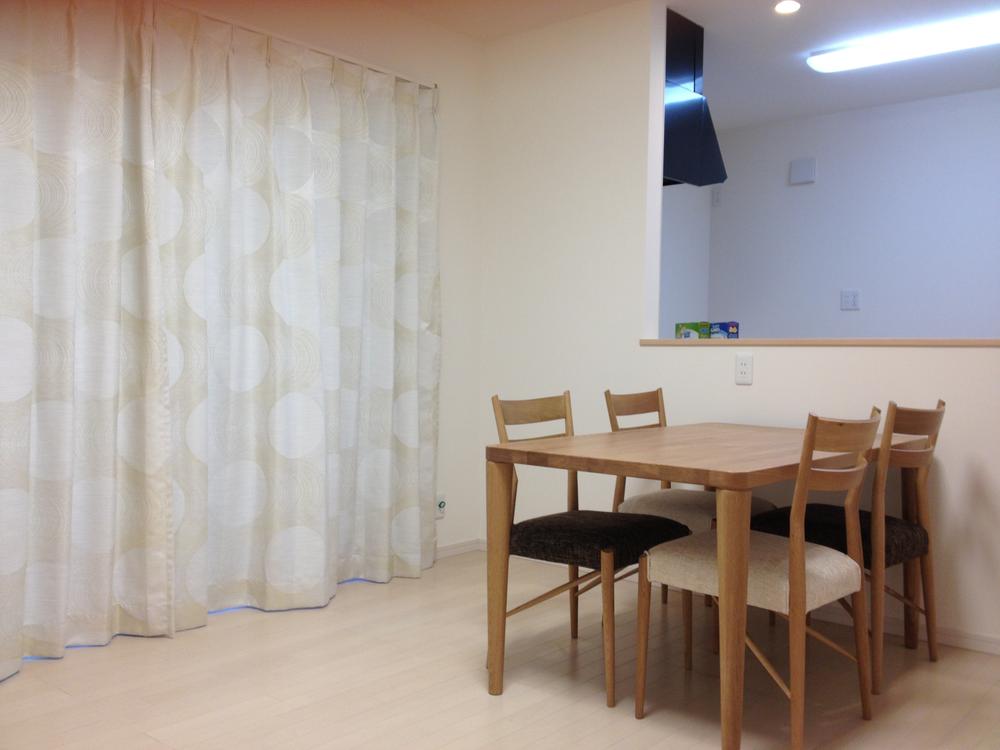 Living. Gather 14 tatami mats in the living dining family, The space a warm, natural. (1 Building)