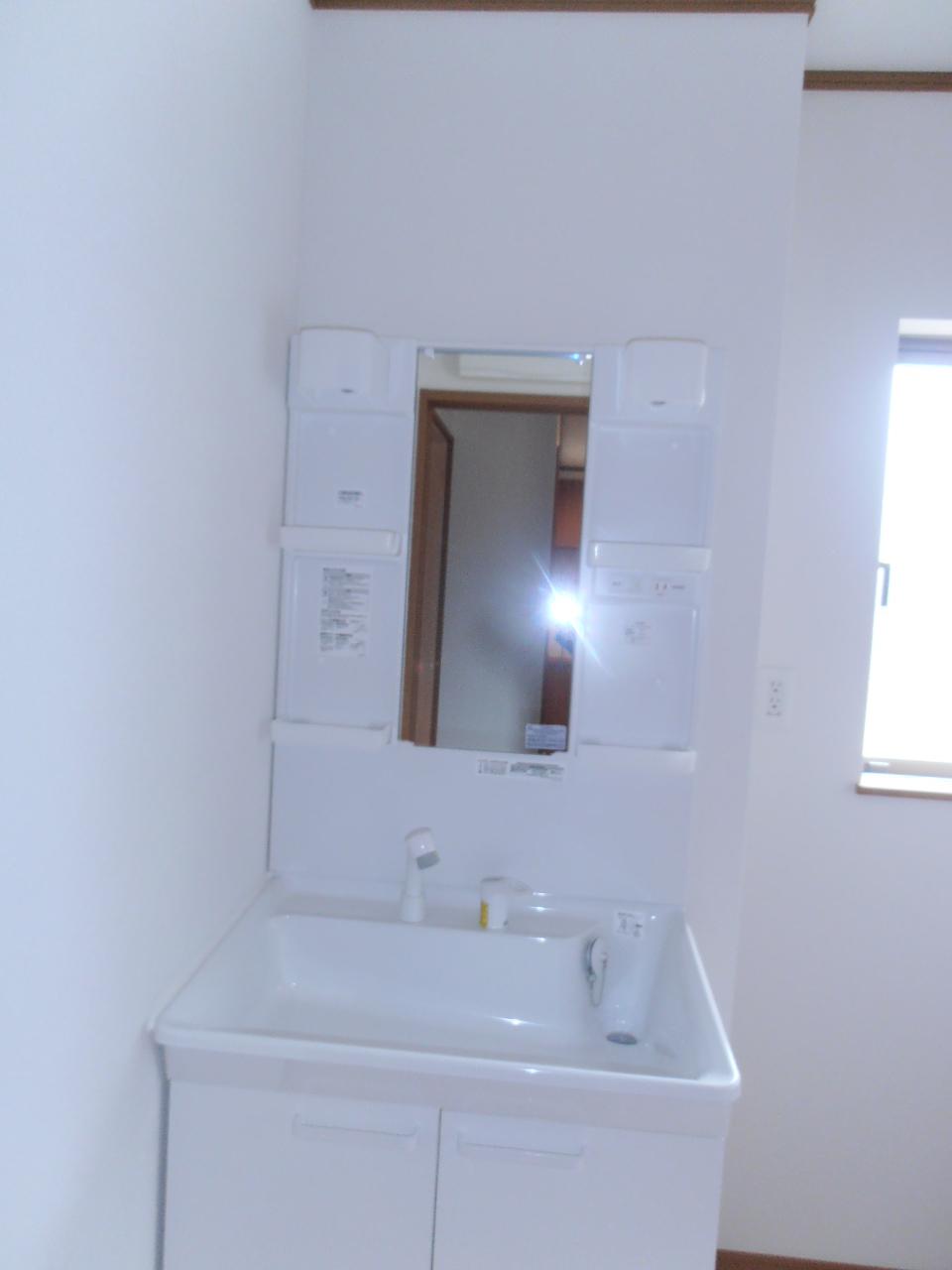 Wash basin, toilet. «Same specifications Photos»
