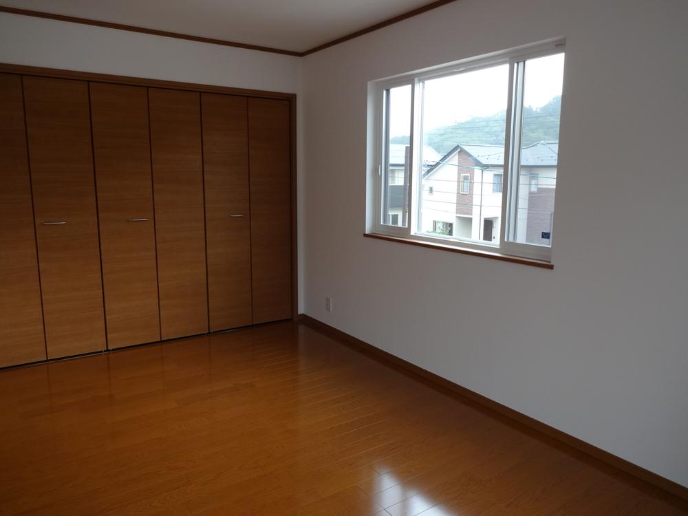 Non-living room.  ■ Upstairs: master bedroom